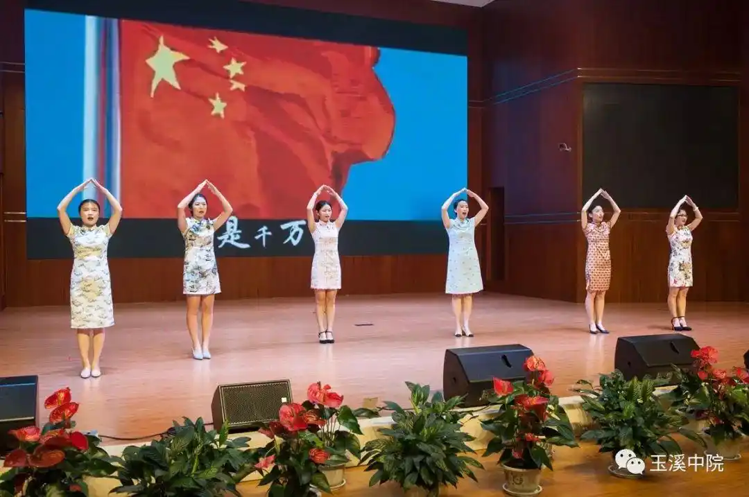 玉溪中院的法官干警们为在场观众精心准备了舞蹈《瑜伽舞韵》.