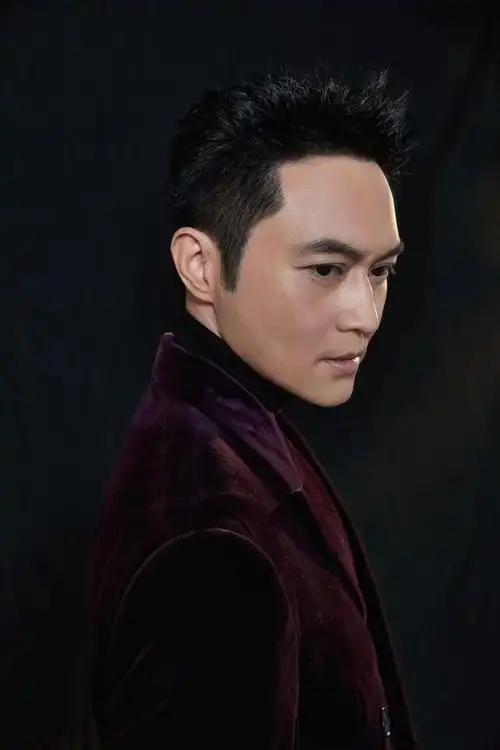 张智霖的审美挺高级,丝绒西装穿出大片范儿,这造型很有气场