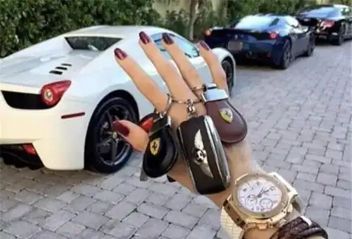 江浙沪第一女富婆,手戴3串豪车钥匙"炫富",称找到对象就送车