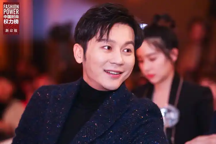 李晨出席活动状态满分 看范丞丞获奖露欣慰笑容