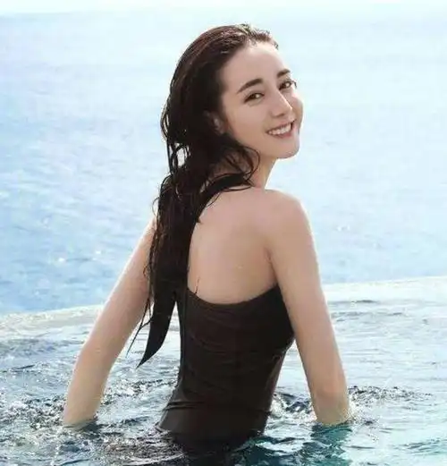 看了关晓彤的游泳照再看热巴网友鹿晗眼光真别致