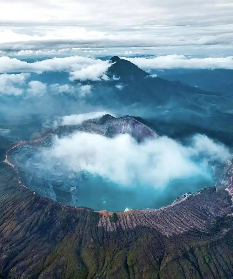 卡瓦伊真火山:探险者的乐园 卡瓦伊真火山位于印度尼西亚爪哇岛东部