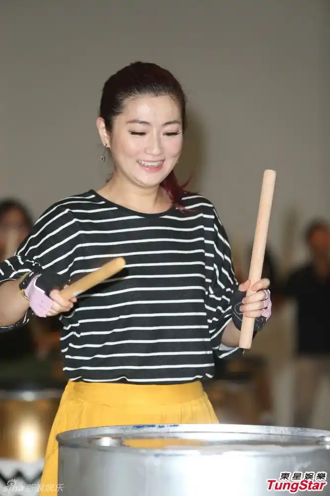 组图selina黄裙排练金钟开场秀自曝压力超大