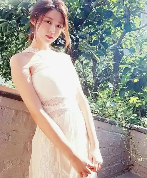 身材丰满气质出众的性感女神金雪炫