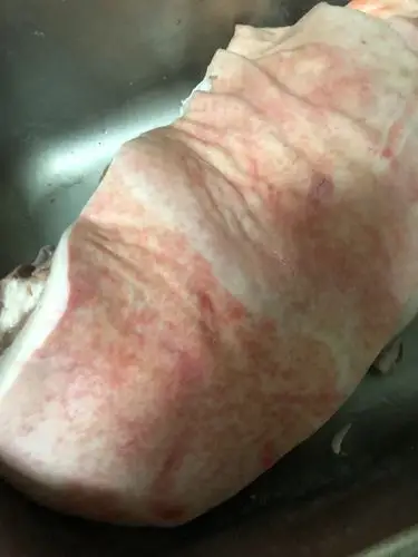 今天买的猪肉过年吃,刚刚发现猪皮上一层红斑.这个猪肉有问题吗