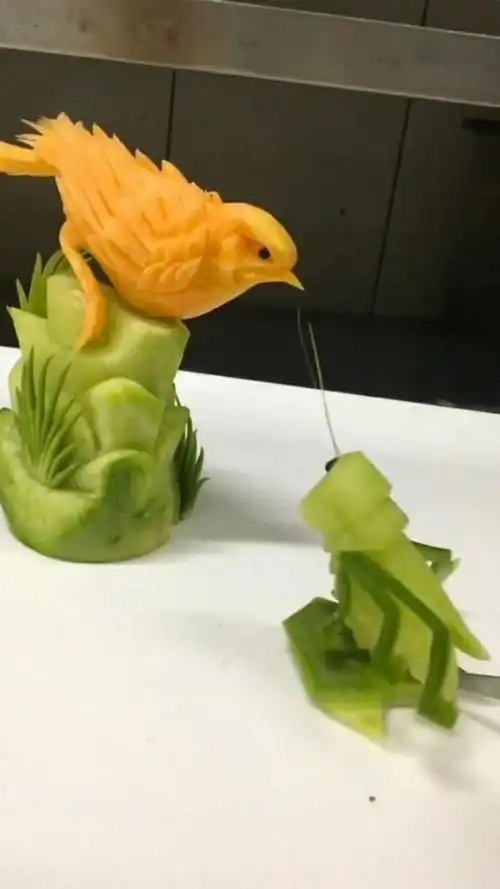 萝卜雕刻的小鸟和蚂蚱,非常好看
