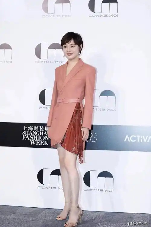 "孙俪"虽然个子不高,但穿印花裙配高跟鞋,筷子腿还是很吸睛_连衣裙