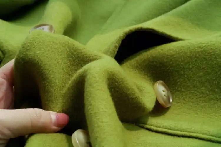 秋香绿显白山羊绒大衣