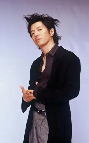 想当年,魔岩三杰,唐朝,黑豹等等老前辈土崩瓦解之后,许巍跟郑钧还一