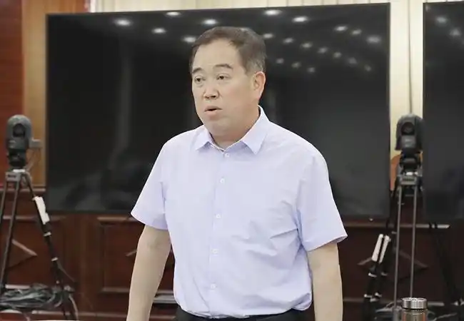 杨磊部署全县疫情防控工作