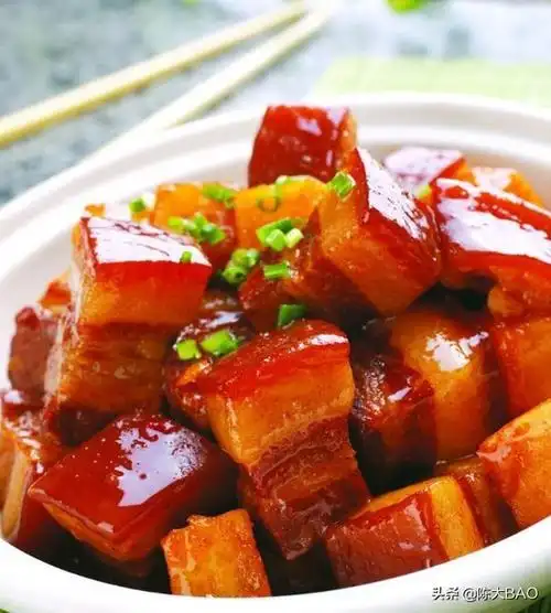一盘色泽饱满香气逼人的红烧肉总能勾起人的食欲大bao就特爱