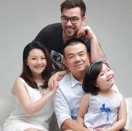 著名主持人吉雪萍嫁富豪老公幸福美满一女一儿凑成了一个好字