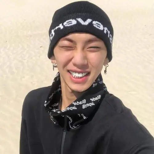 沙漠憨笑男子头像