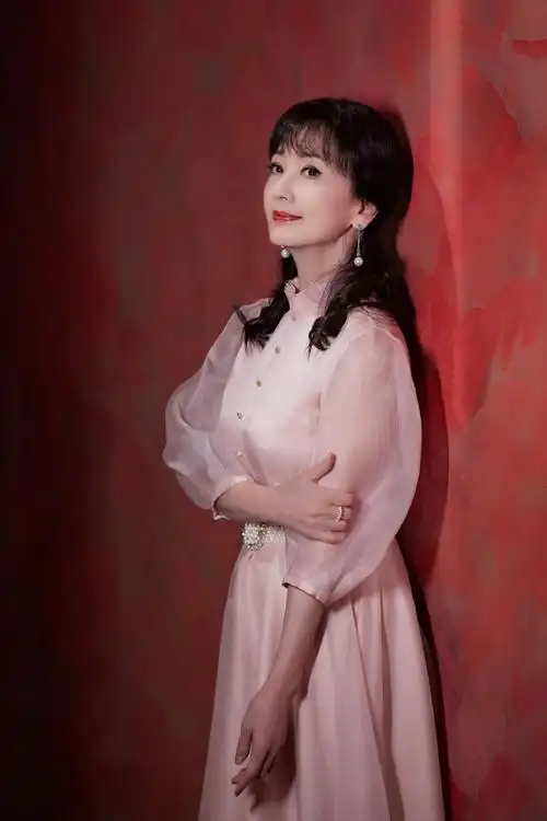 赵雅芝写真大片曝光一袭粉色长裙优雅端庄