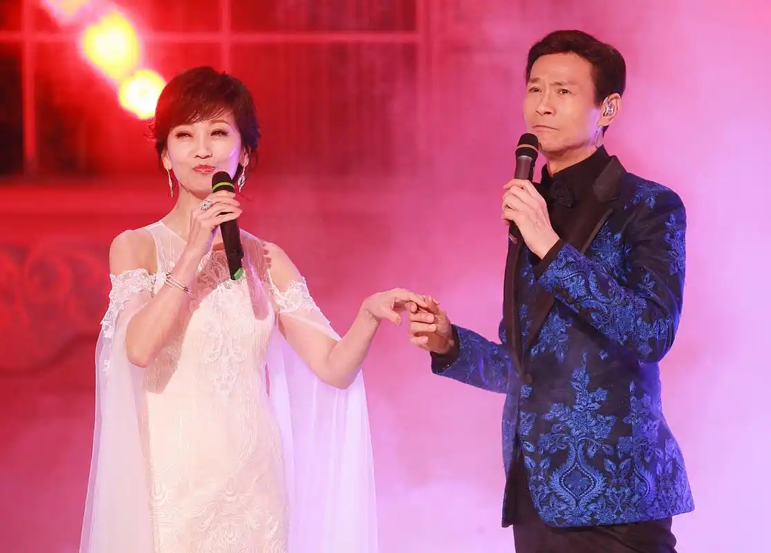 赵雅芝与郑少秋之间曾传出不少的情侣绯闻,甚至有传言称赵雅芝怀了