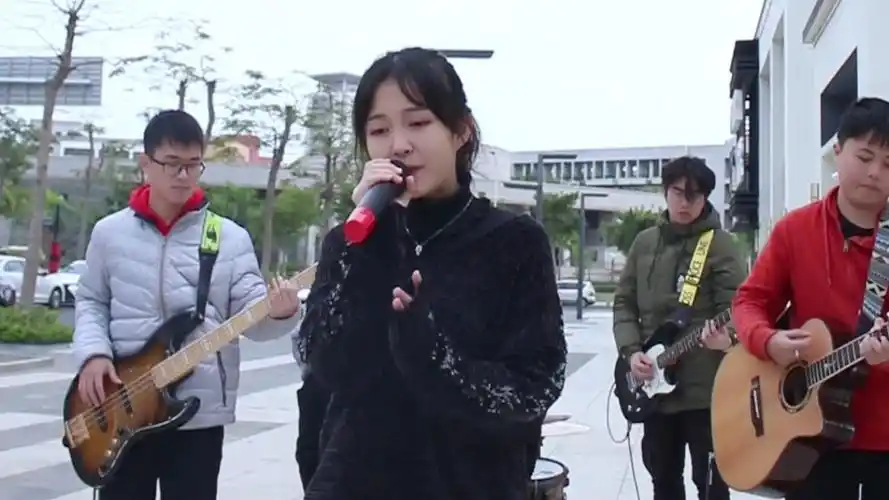 乐队街头翻唱《dear john》用歌声诉说饱含无奈与孤独的故事