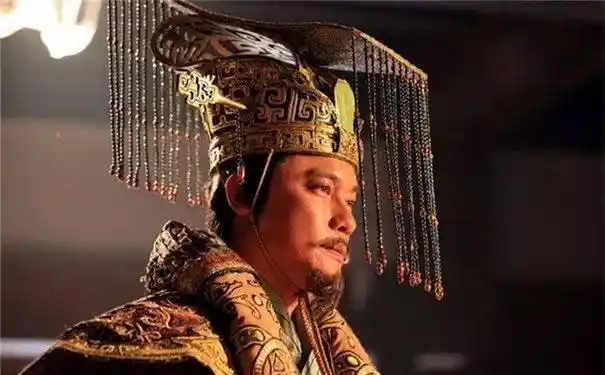 秦襄公这时才得以正式建立秦国,享有与齐,晋,郑等国一样的地位,得与