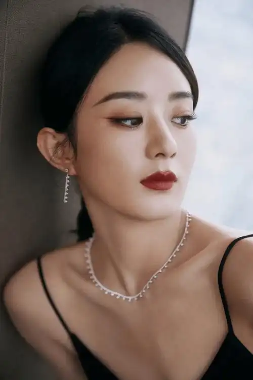 赵丽颖温婉写真:优雅唯美,时尚高贵