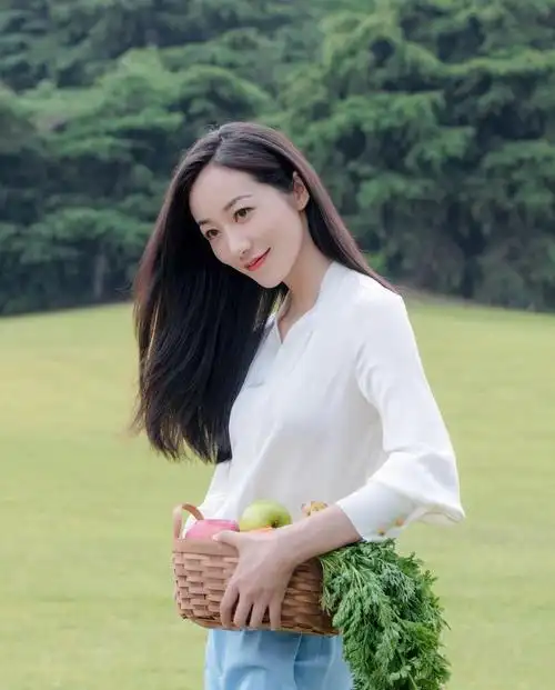 韩雪白衬衫蓝色休闲裤穿出25岁的模样很甜很减龄