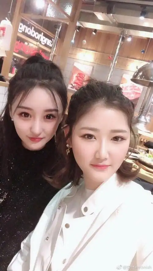 rng双c女友合照两位都是大美女uzi小虎真的是太幸福了