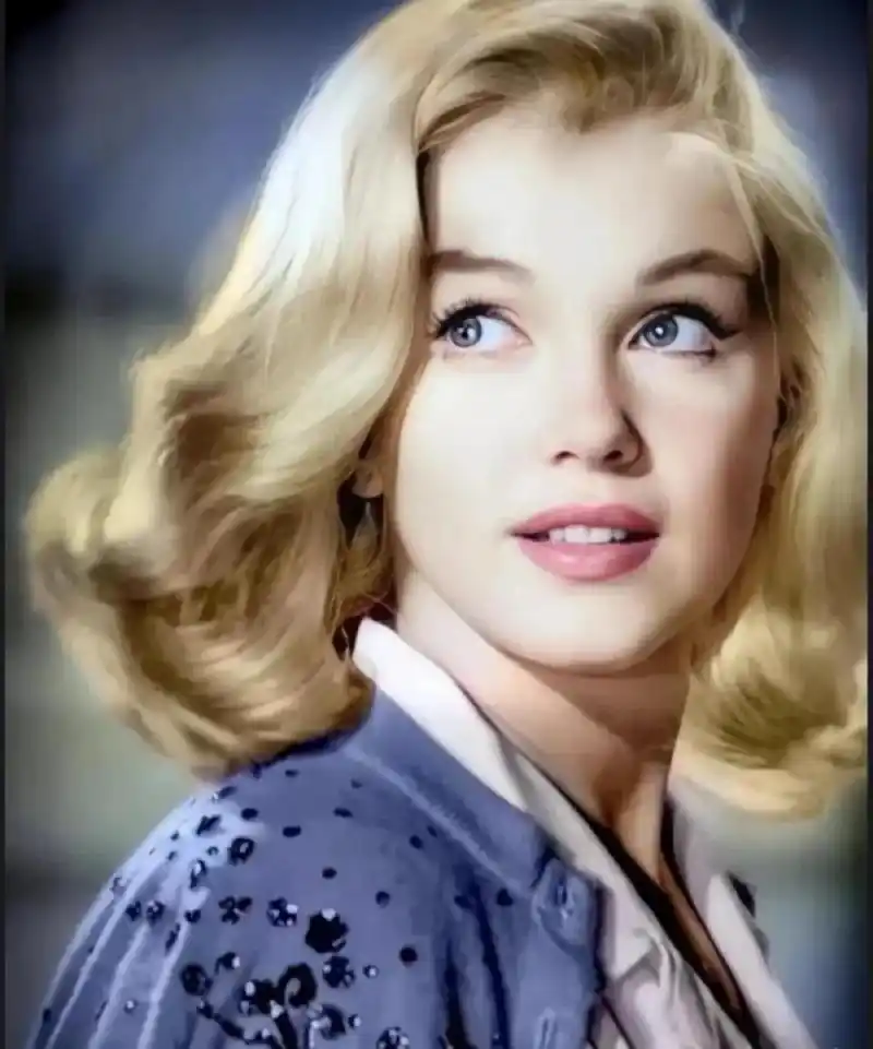 她是被全美国男人目光照射的女人,大半生都是高光时刻,走到哪儿都是