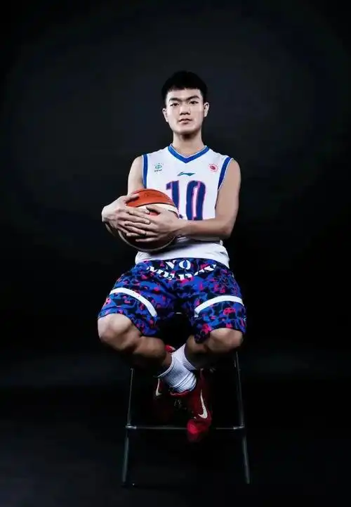 身高181cm,体重80kg的黎伊扬来自广东清远,高中就读于深圳二实.