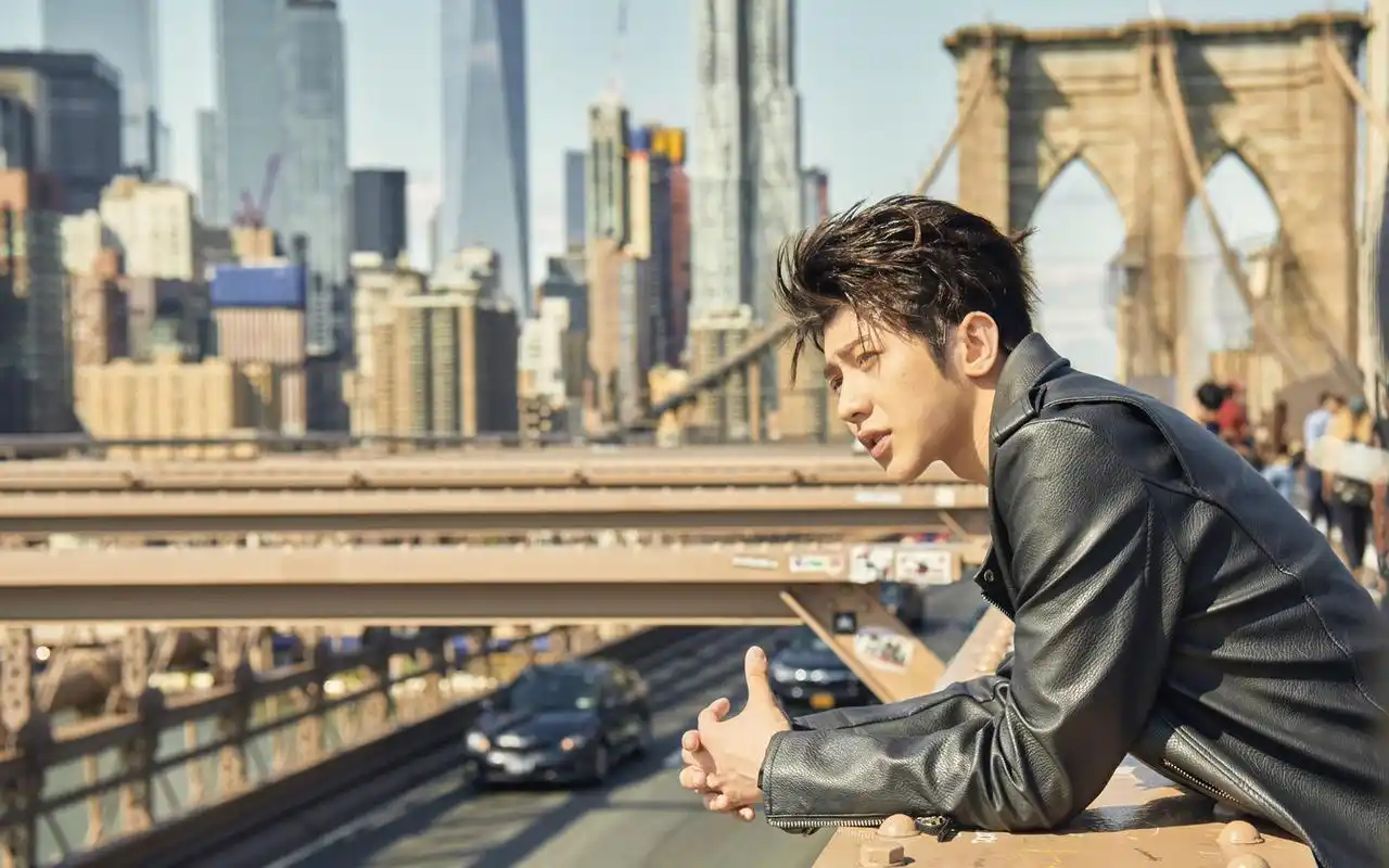 最新帅气蔡徐坤时尚壁纸街拍时尚蔡徐坤