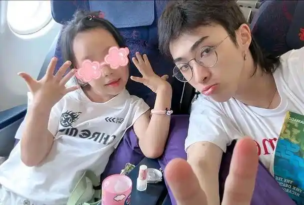 6月22日,伊能静晒儿子和女儿的合影照片,庆祝六月端午节快乐.