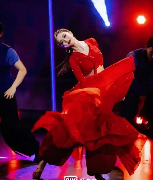 撩人不偿命佟丽娅烈焰红唇跳舞露肚脐炫小蛮腰侧身背影绝了