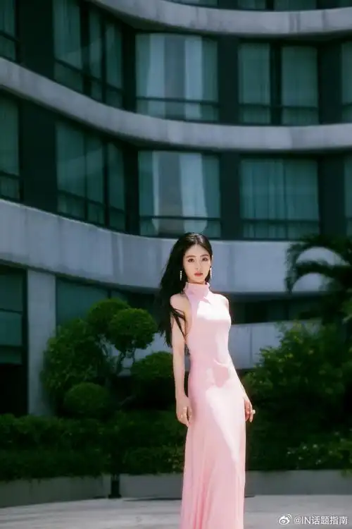 邢菲粉裙##时尚日报