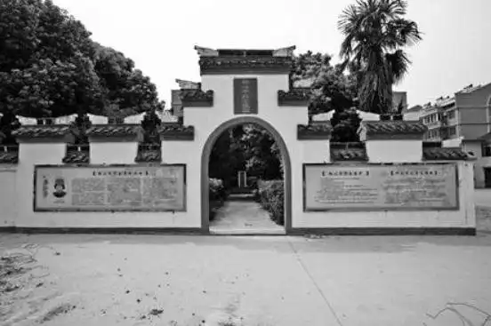 1942秋天的某一天,林心平被日寇押往官林小学的操场上行刑,周围围满了