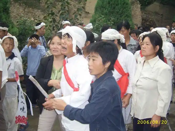 葬礼上儿子儿媳哭丧的场面