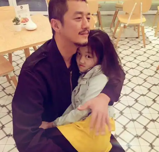 52岁李亚鹏直播哭穷引争议,李湘前前夫刷礼物,网友评论一针见血_腾讯