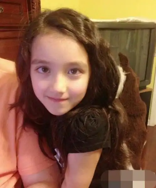 中美混血小萝莉走红网络 颜值逆天萌化人心