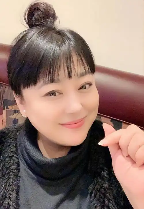 李天娇(沈傲君饰)长相漂亮,偶然相遇佟志之后互生好感,却守住了底线