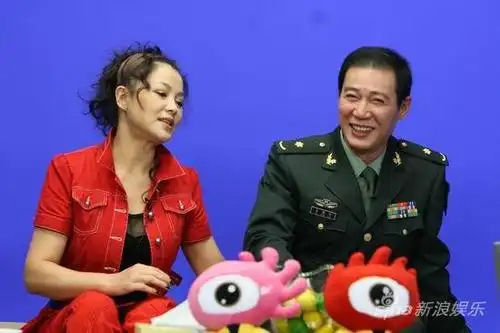 王伍福在《解放》中饰演朱德马晓伟谈他扮演的蒋介石王伍福,于小慧和