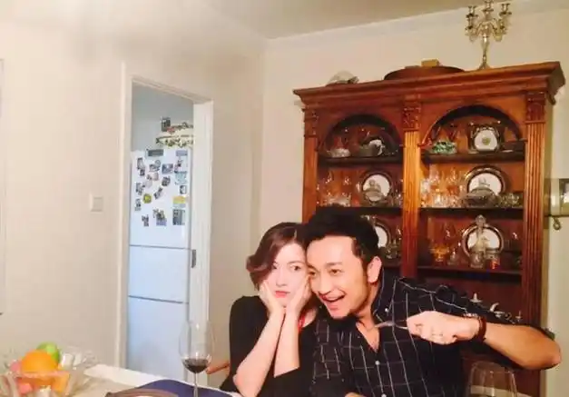 不久之后,媒体也正式曝出尼格买提与相恋多年的妻子帕莎古丽离婚的