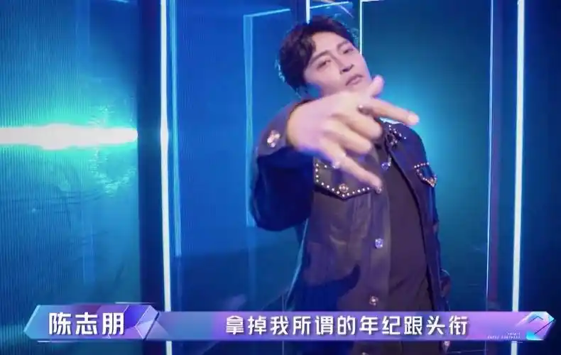 回顾陈志朋摆脱奇装异服的他细看51岁现状才知什么叫人生赢家