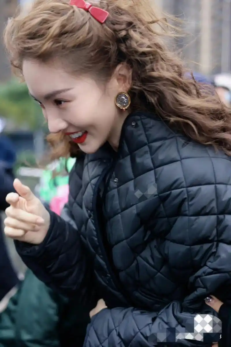 金晨路透|金发造型好芭比96 大喜你也太美了吧 金色卷发造型又港风