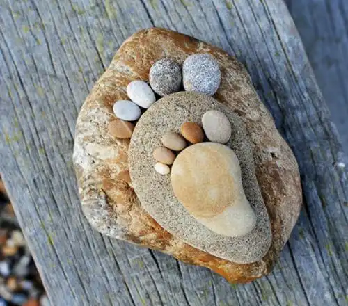 小石头摆出的脚丫子