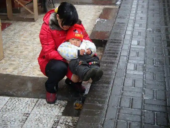 马路人行道上拉屎!