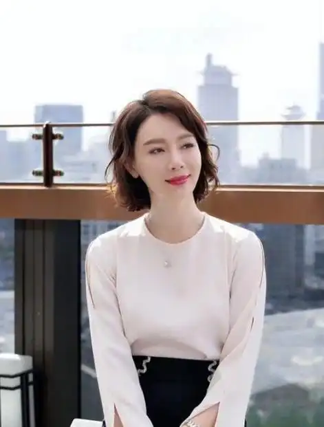 50岁女人不想被叫大妈,最好别留这"5种"发型!看着显老没气质