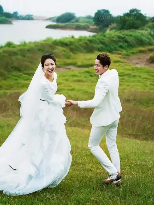 与大自然零距离接触置身于美丽的 大自然中这样拍出来的婚纱照真实又