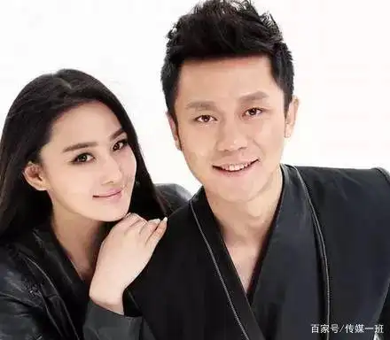 结婚一周年,张馨予甜蜜晒和老公亲吻合照,嫁给爱情的她太幸福