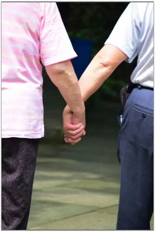 6月19日,路上牵手的老夫妻,携手一生便是幸福.