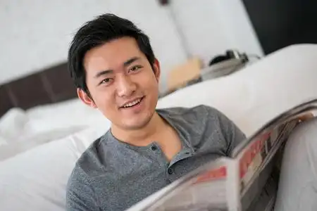 一个年轻男人的休闲生活照片