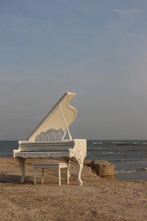 海边的白色钢琴
