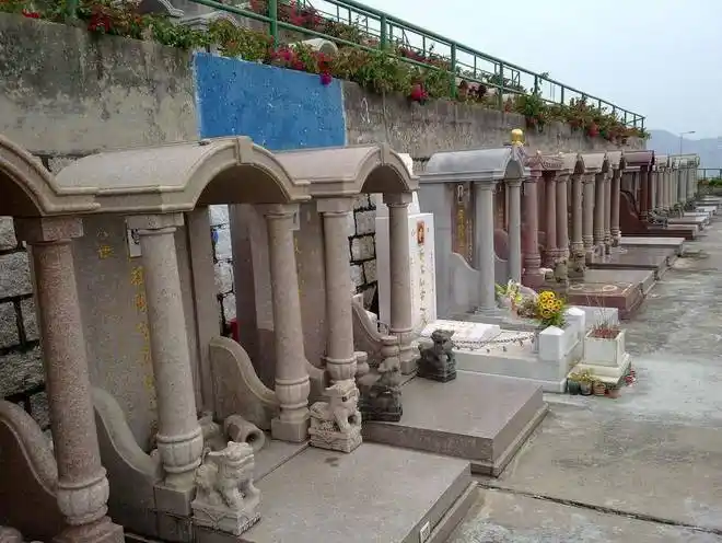 实拍黄家驹墓地摇滚教父黄家驹墓虽小墓志内容却令人动容