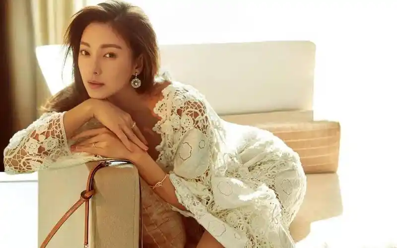 2020年8月,张雨绮公开与95后新晋小生李炳熹的恋情,虽然年龄相差近20