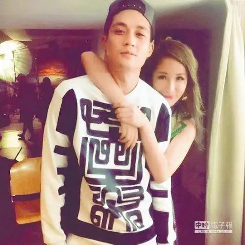 萧亚轩与男友(资料图)